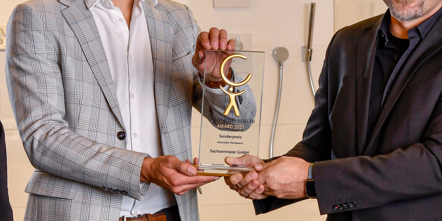 Die Firma Sachsenmaier bekommt den Corporate Health Award 2021 überreicht.