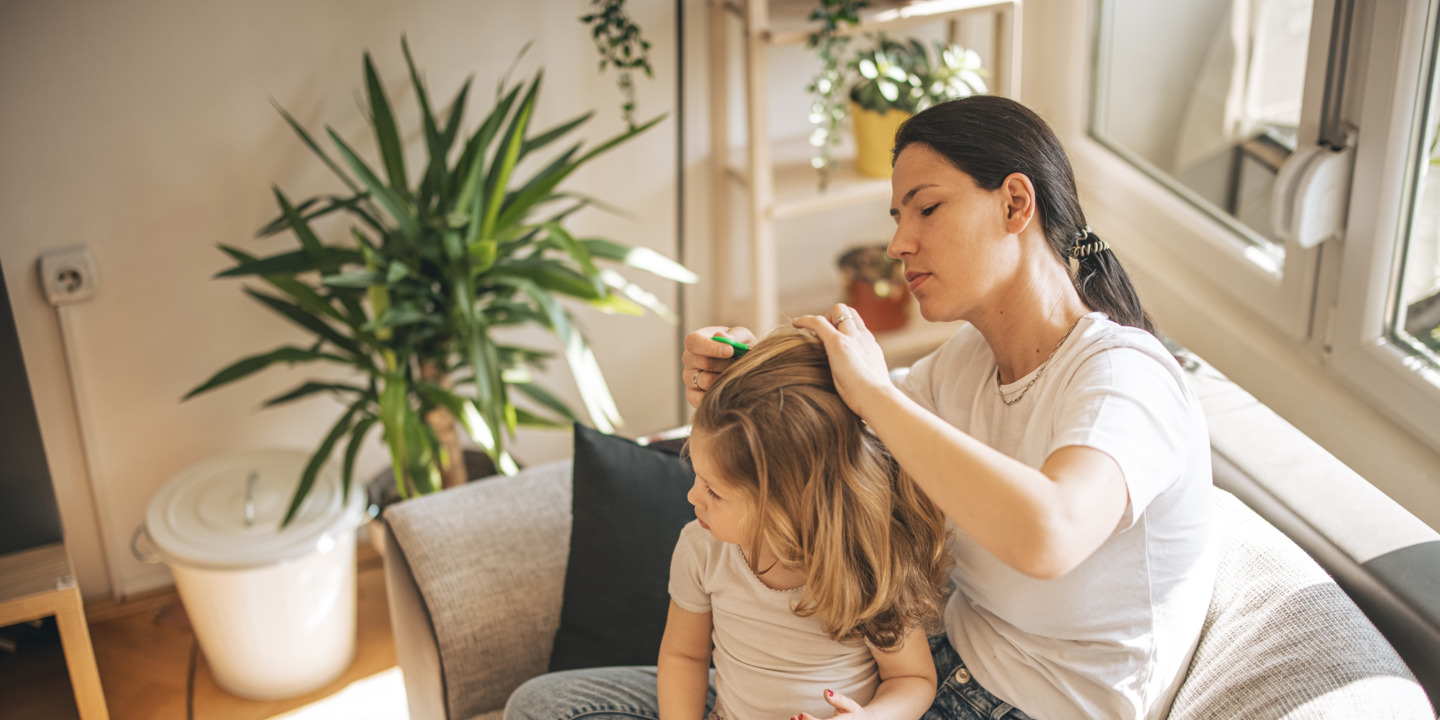 Mutter entlaust ihre Tochter zuhause auf der Couch