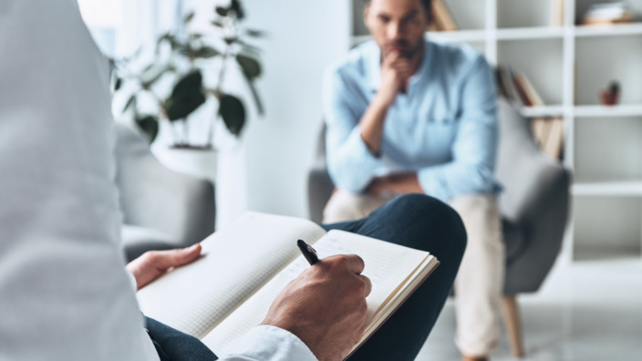 Psychologe im Gespräch mit einem Patienten