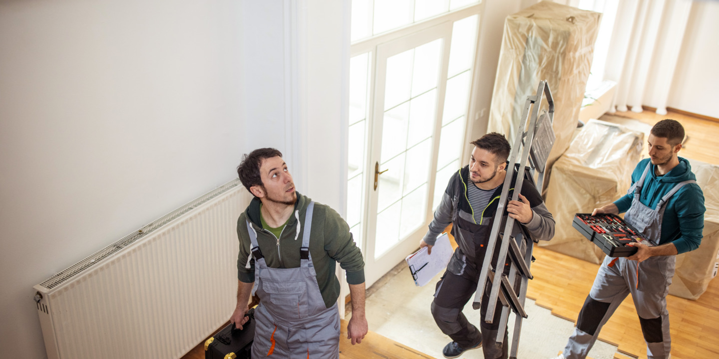 Handwerker bei einer Wohnungssanierung