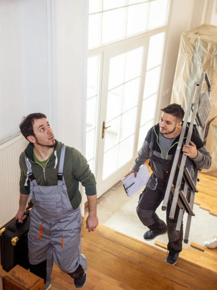 Handwerker bei einer Wohnungssanierung