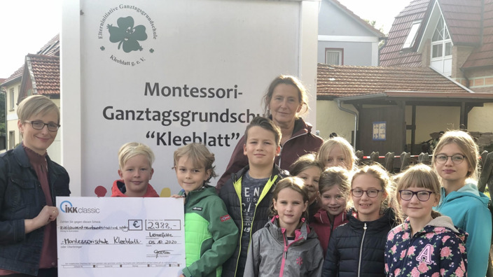 Gruppenbild von Scheckübergabe vor Montessorischule Kleeblatt