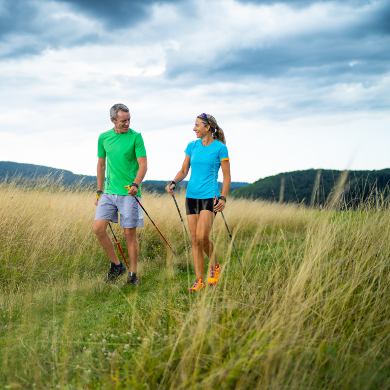 Mann und Frau beim Nordic Walking