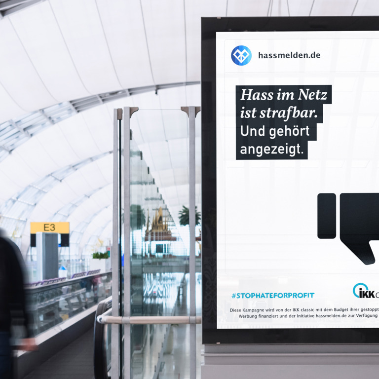 Citylight-Poster in einem Bahnhofsgebäude der IKK classic zum Thema Hass im Internet. 