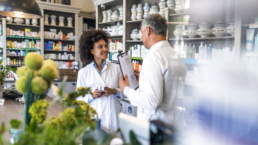 Zwei Apotheker:innen im Gespräch im Laden