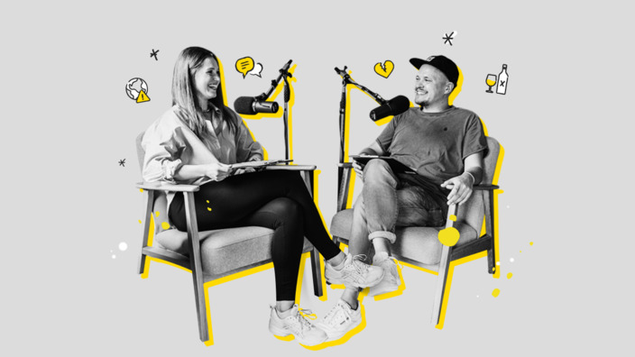 Viviane Hähne und Marco Sergio Gabriel sitzen auf Stühlen mit Mikrofonen