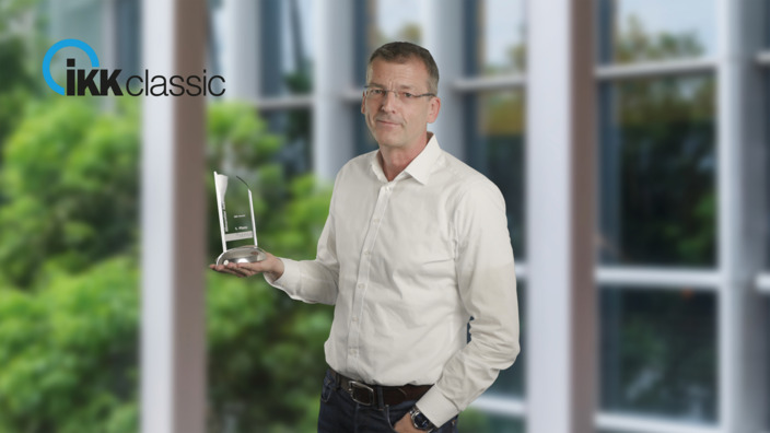 Frank Hippler, Vorstandsvorsitzender der IKK classic, mit dem Klimaretteraward 2020