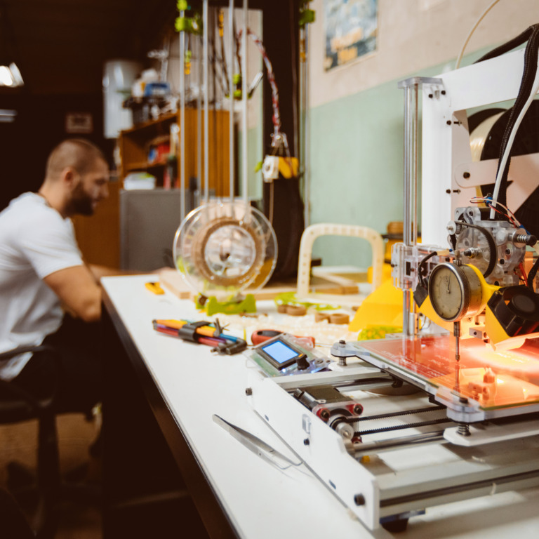 Handwerker sitzt vor Computer