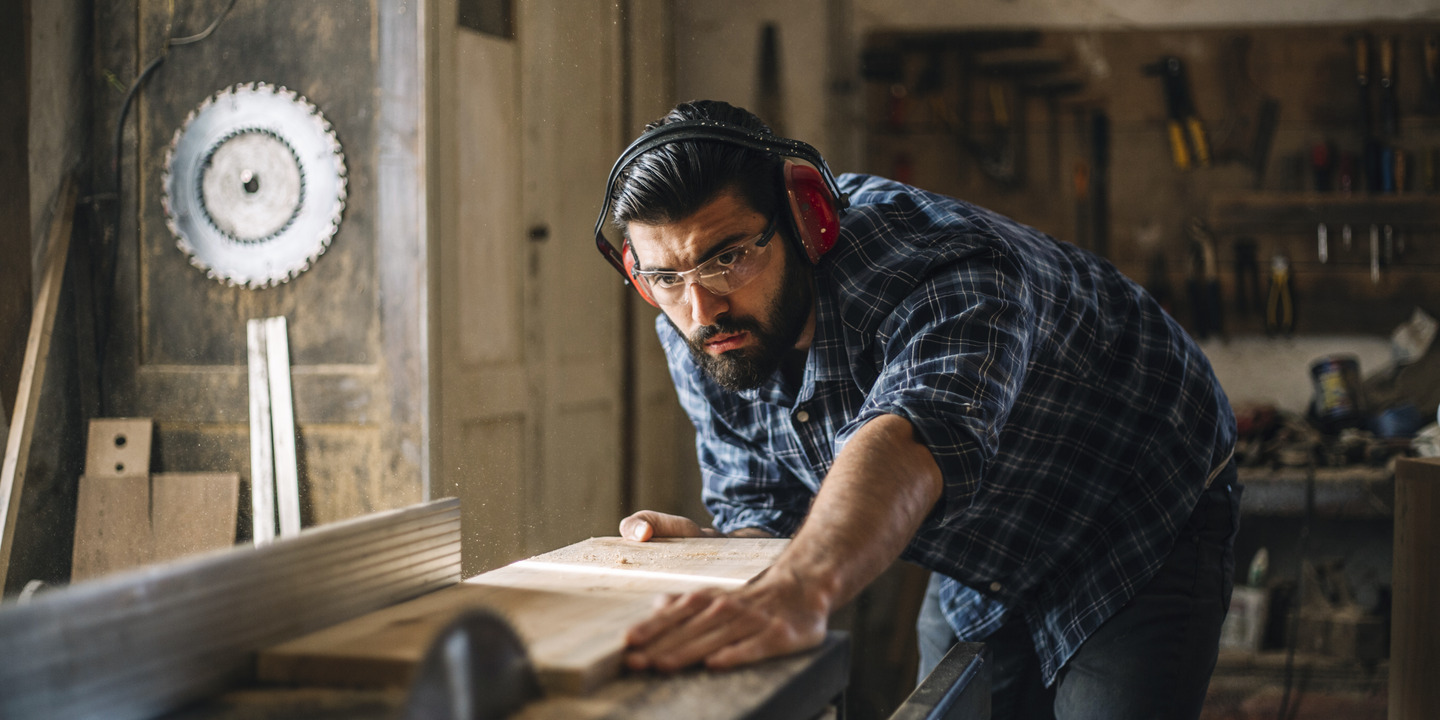 Tischler schneidet Holzbrett in Werkstatt