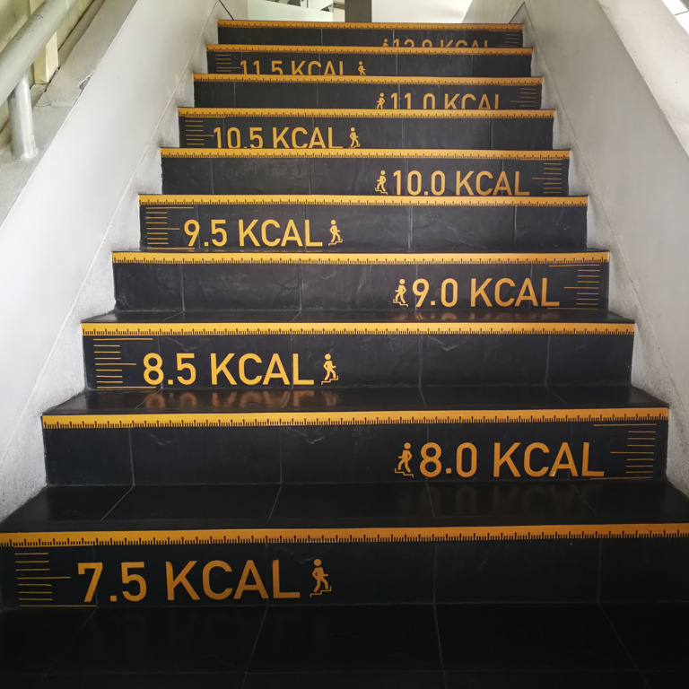 Blick auf eine Treppe die pro Stufe die Kilokalorien im Verbrauch anzeigt
