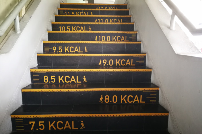 Blick auf eine Treppe, die pro Stufe die Kilokalorien im Verbrauch anzeigt.