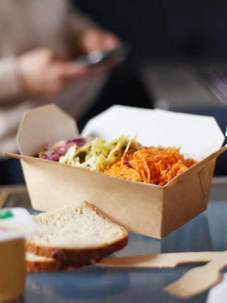 Tisch mit Take-away Essen