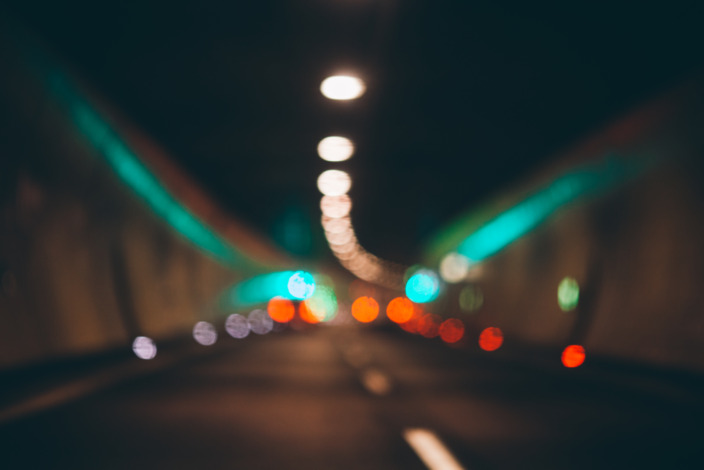 unscharfer Ausblick in einen Autotunnel mit verschwommenen Rücklichtern