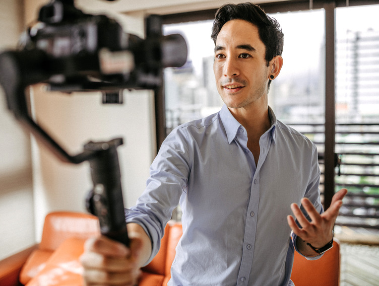 Medizin-Influencer filmt sich selbst mit einer Kamera