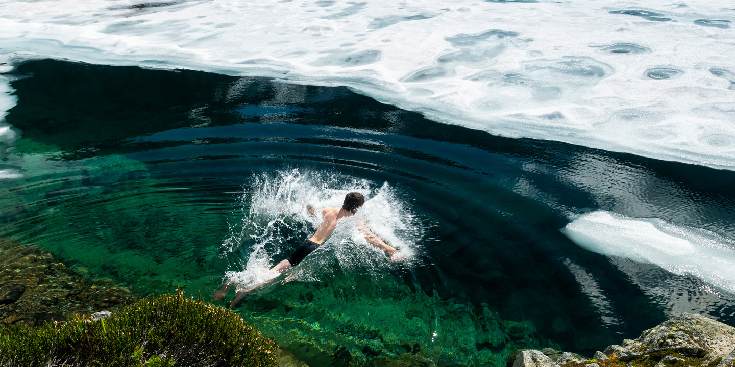 Person springt ins kalte Wasser