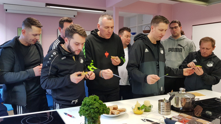 Martin Läken verkostet mit Mitarbeitern gesundes Essen
