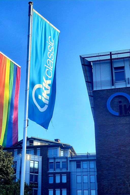 Regenbogenflagge vor dem IKK-Haus in Hamburg-Stellingen