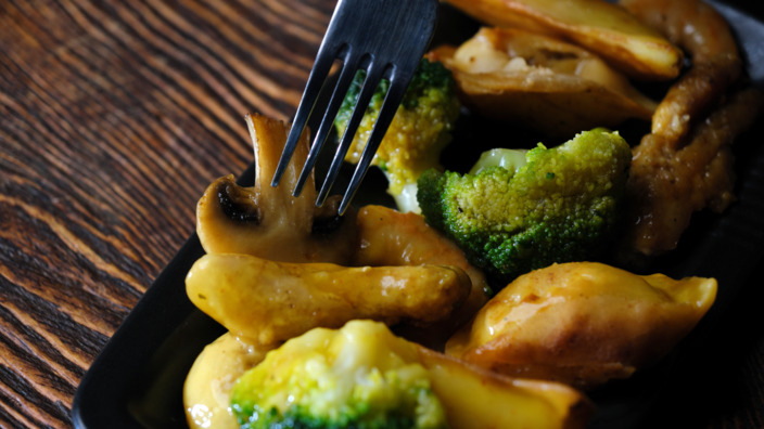 vegane Kartoffel-Pilz-Pfanne mit Brokkoli