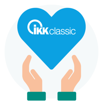 Hände halten Herz mit aufgedrucktem IKK-Logo
